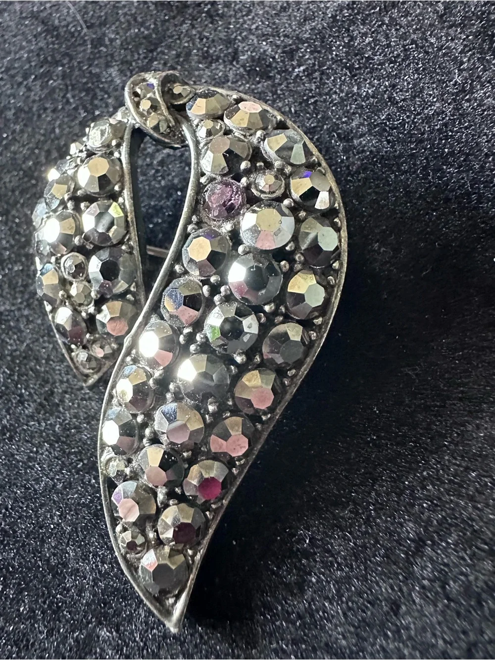 591- Vtge. Weiss ribbon brooch the 1960s-1970s faux hematite